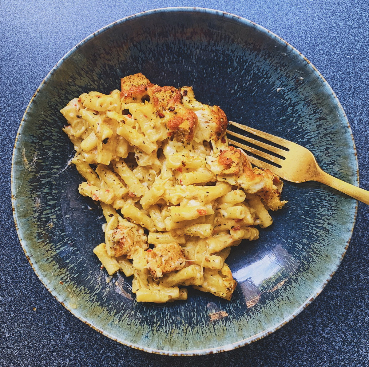 Stringy Pizza Mac N' Cheese